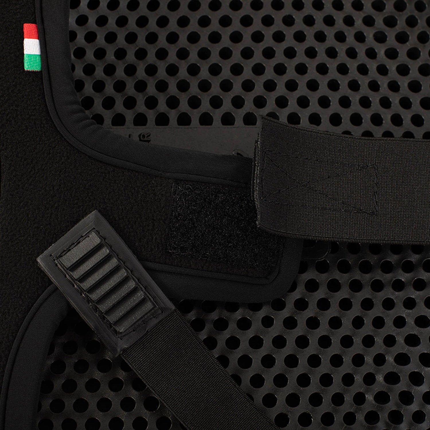 AC501-BLACK_3.jpg