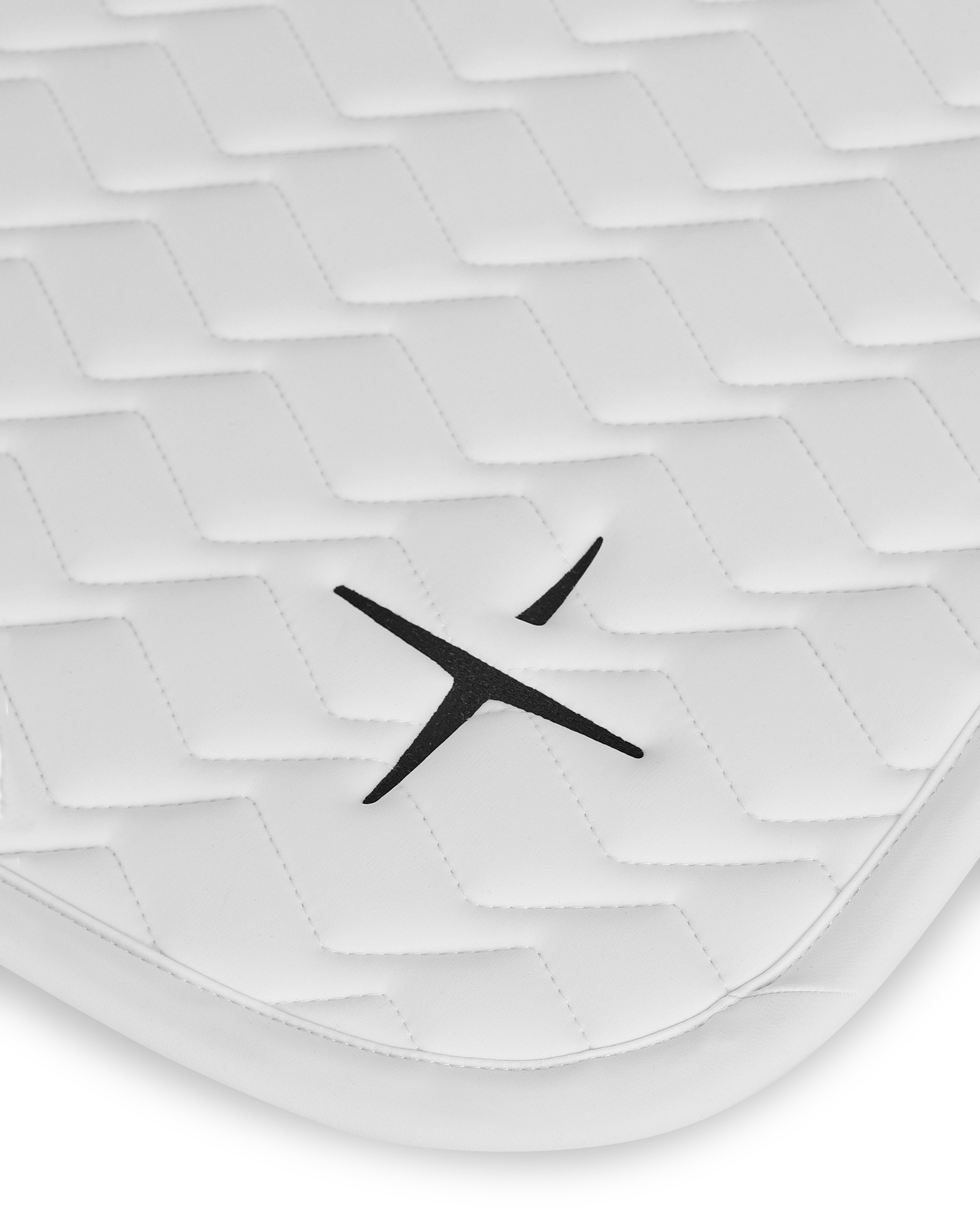 PAHD28_JE-WHITE_1.jpg