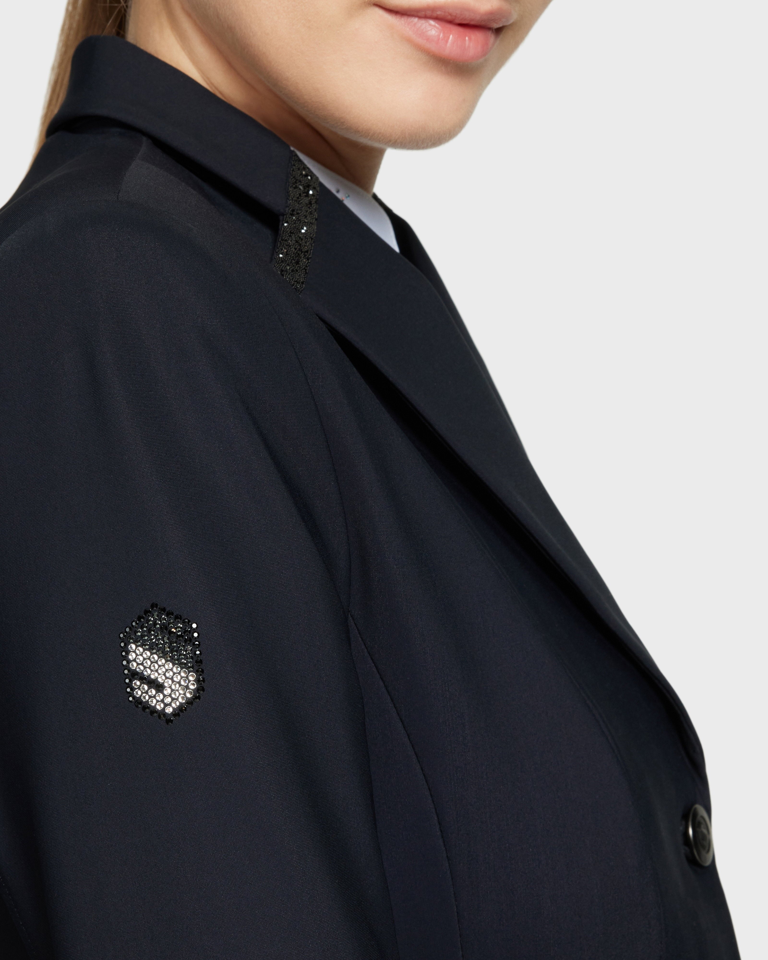 W-VIC_CRFB-SS24-BLK_2.jpg