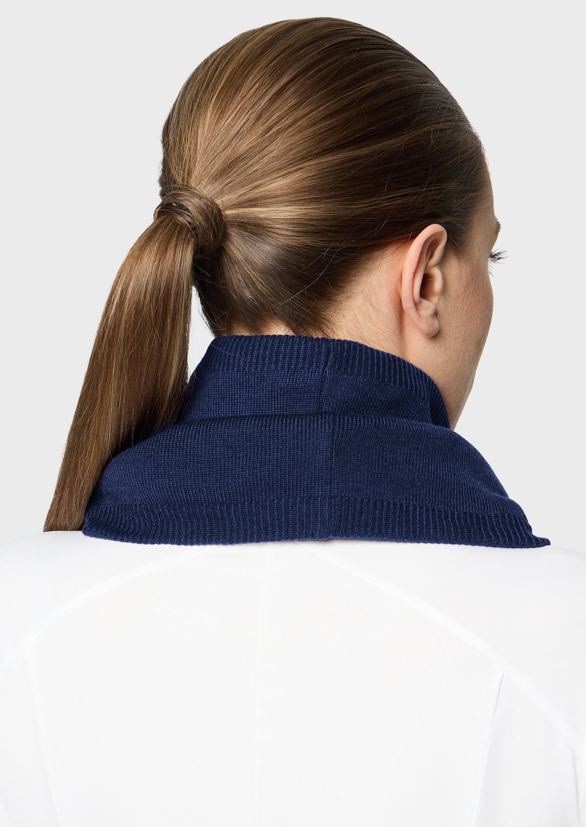 W_NECK_WM_CRST_FW26-NVY_1.jpg