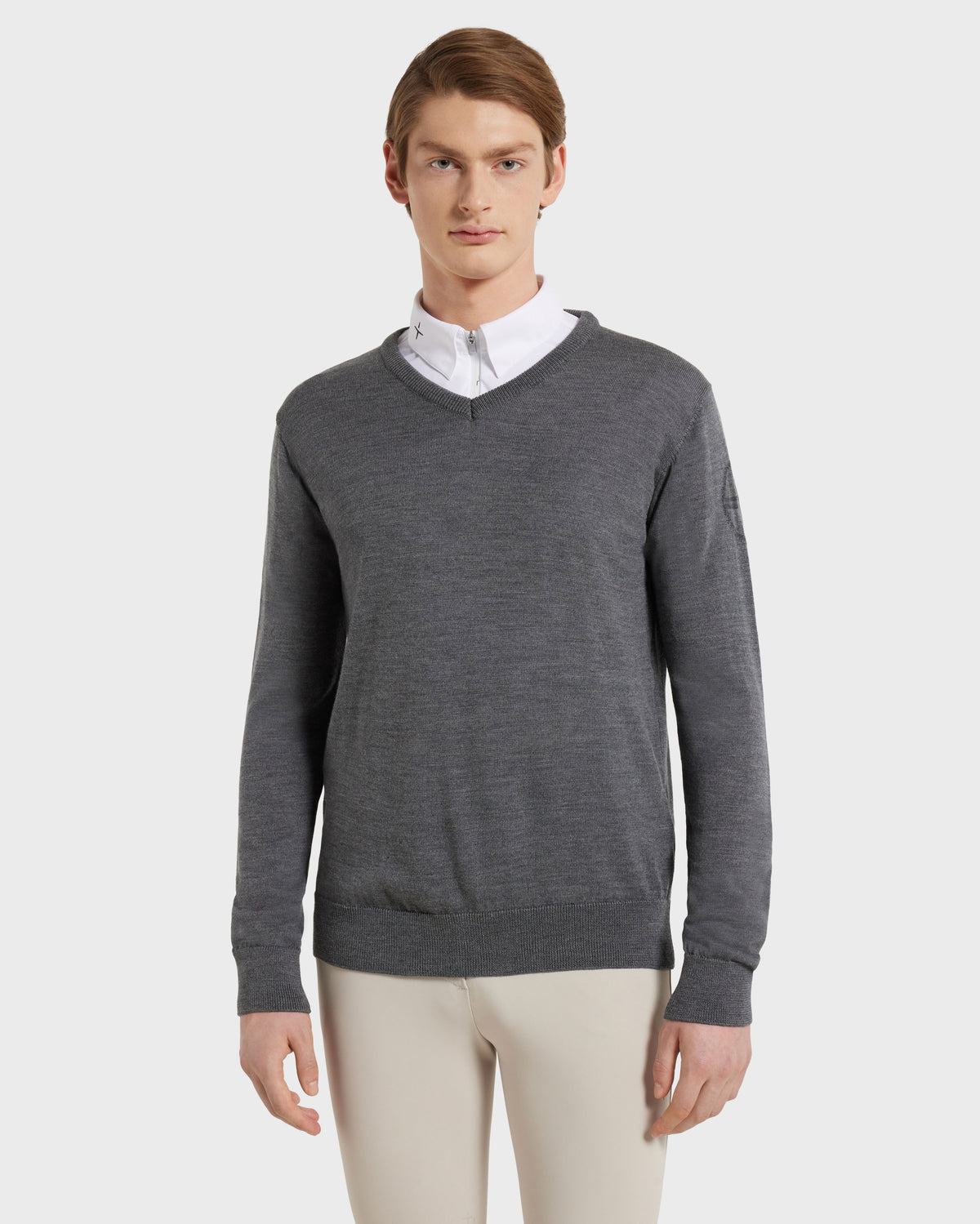 Model image — Extra Fine Merino V-Neck Male - Sand