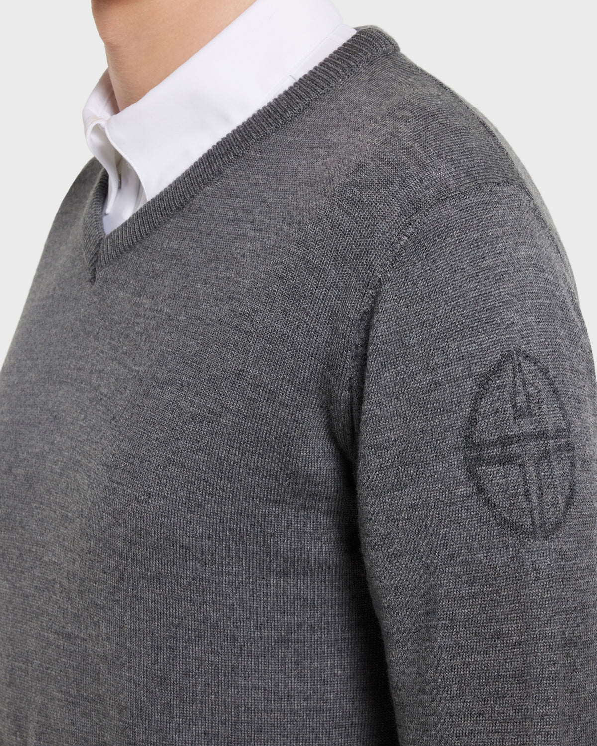 Model image — Extra Fine Merino V-Neck Male - Sand