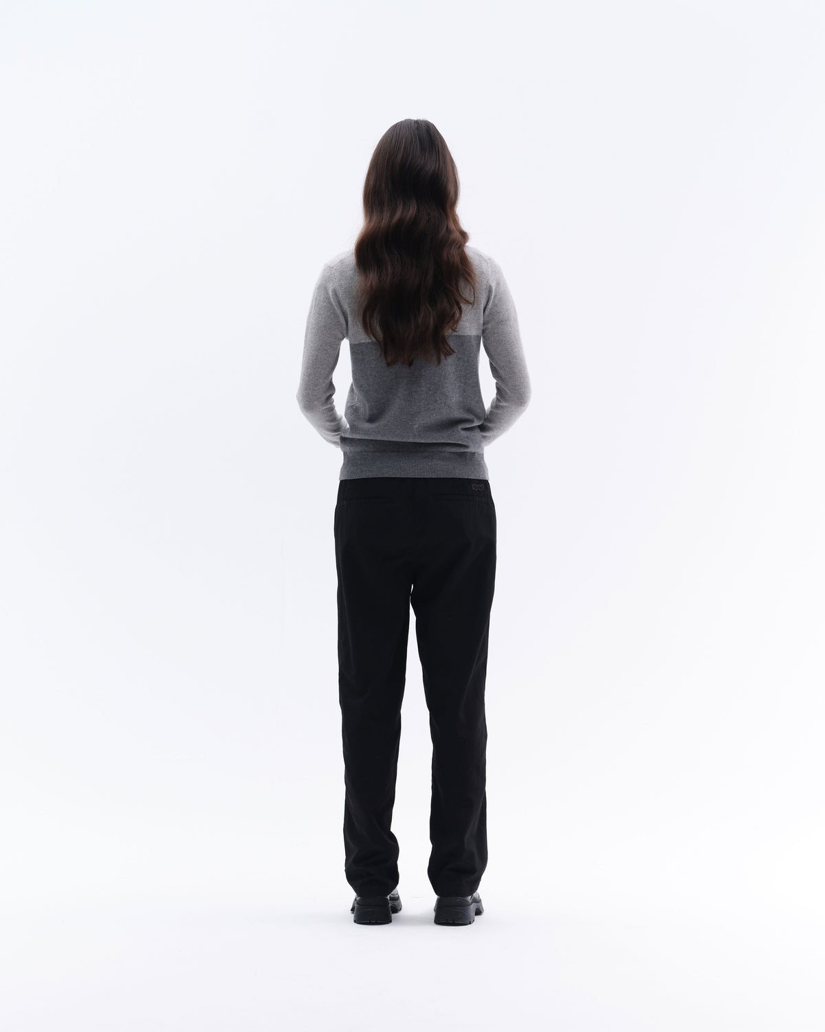 Model image — Cashmere & Wool star logo crew sweater - Rosa / Sand