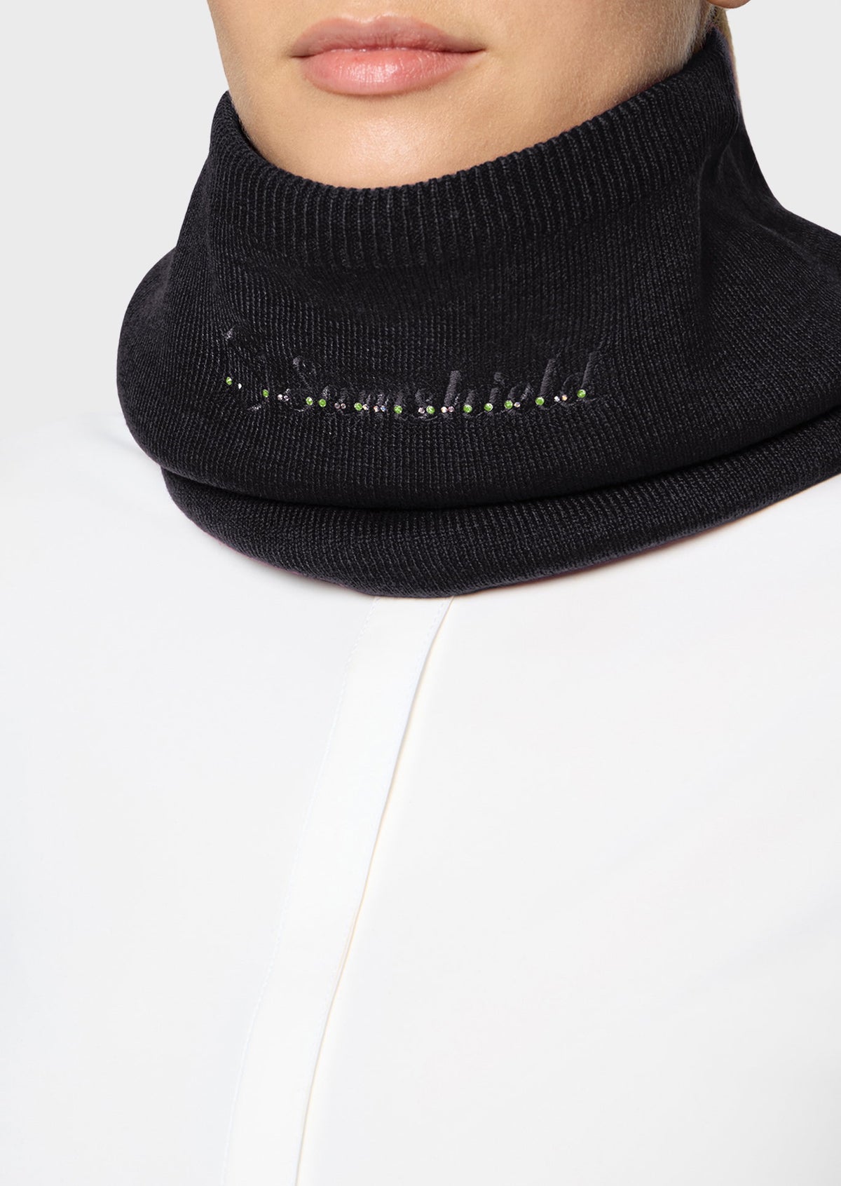 W_NECK_WM_CRST_FW26-BLK_2.jpg