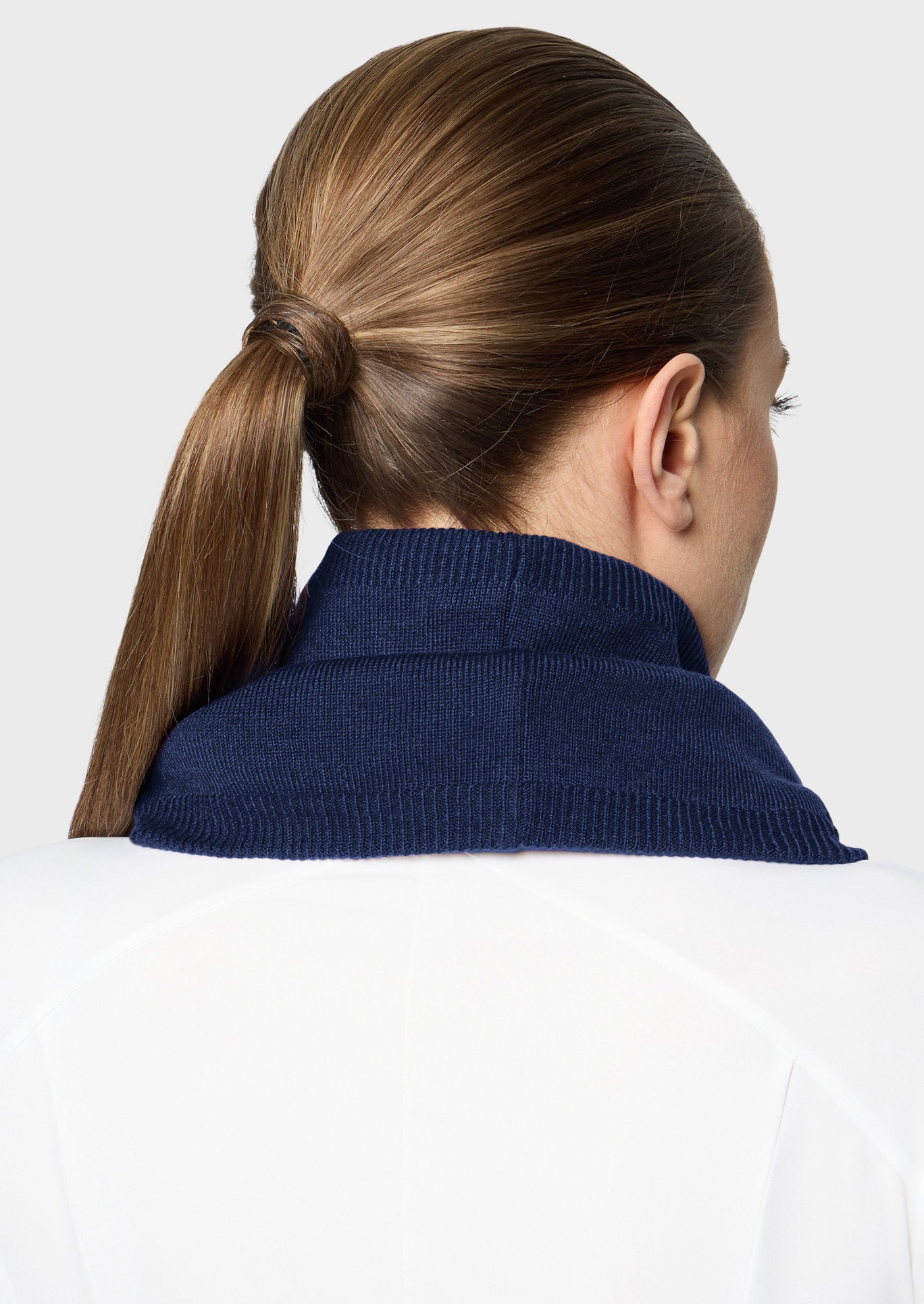 W_NECK_WM_CRST_FW26-NVY_1.jpg