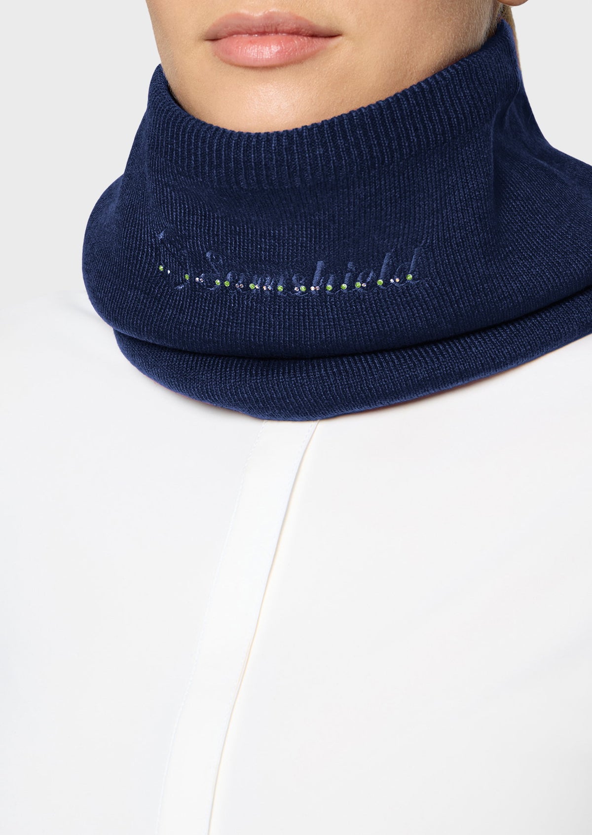 W_NECK_WM_CRST_FW26-NVY_2.jpg